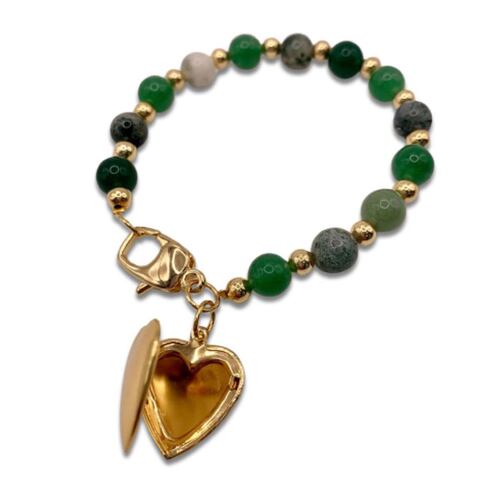 Pulsera en piedra natural, dije relicario y detalles con baño de oro