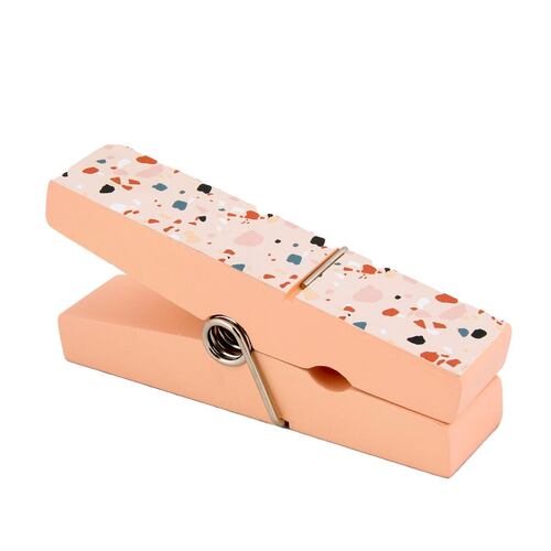 Clip decorativo de madera color rosa