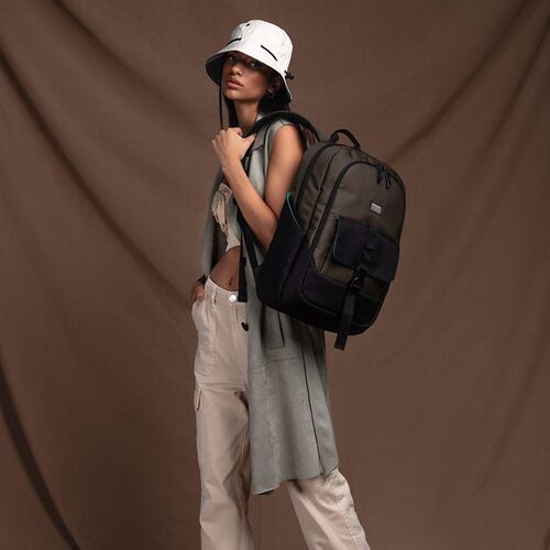 Backpack para laptop 15" Oliva  RE3 hecha con Material Reciclado