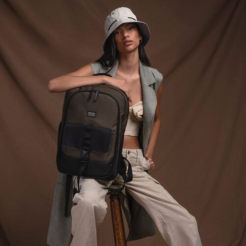Backpack para laptop 15" Oliva  RE3 hecha con Material Reciclado