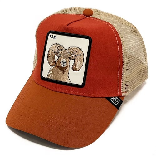 Gorra Trucker con parche ram
