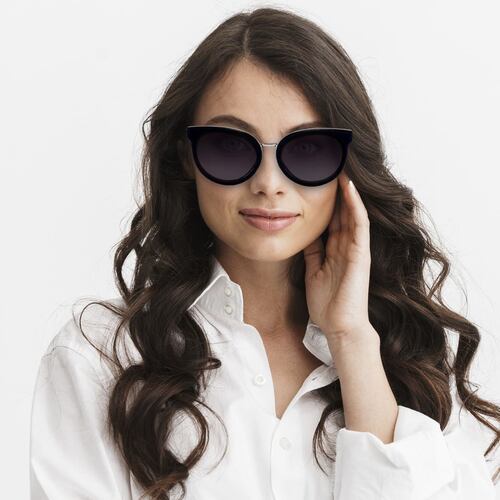 Lentes De Sol Redondos Emanuel Ungaro Pasta Negra Con Metal Dorado y Micas Negras Para Mujer