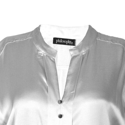 Blusa tipo satín con botones para mujer Philosophy (Talla Extra grande)