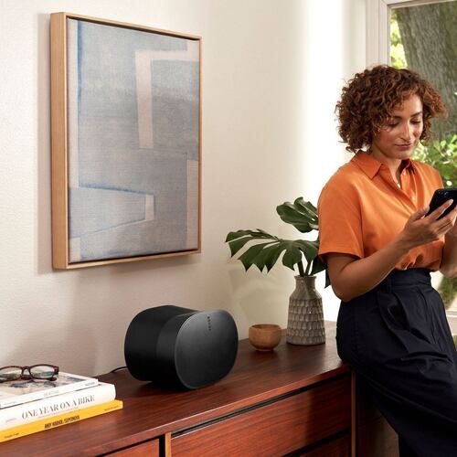 Bocina Sonos Era 300 para audio espacial envolvente WiFi y bluetooth color negra