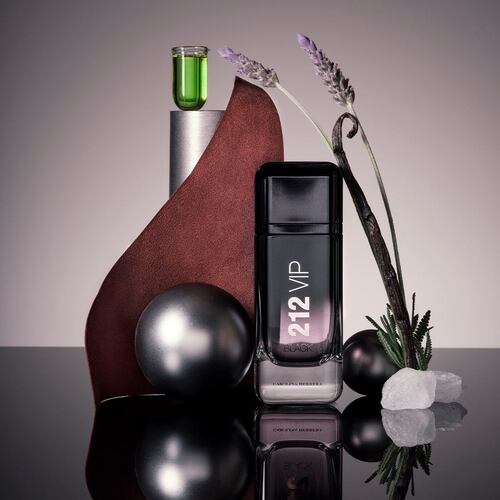Carolina Herrera 212 VIP BLACK MEN Set Para Caballero Perfume EDP 100ML + Shower Gel 100ML + Perfume de Bolsillo