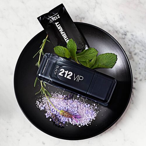 Carolina Herrera 212 VIP BLACK MEN Set Para Caballero Perfume EDP 100ML + Shower Gel 100ML + Perfume de Bolsillo 10ml