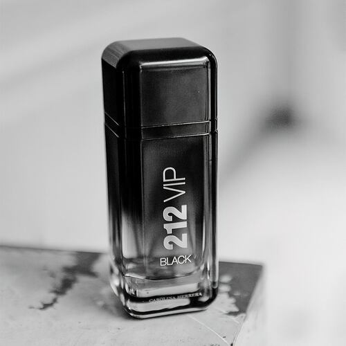 Carolina Herrera 212 VIP BLACK MEN Set Para Caballero Perfume EDP 100ML + Shower Gel 100ML + Perfume de Bolsillo 10ml