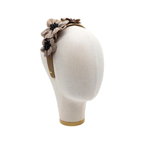 Diadema Ancha con Flores en Color Beige Pressume