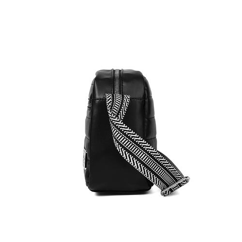 Bolsa estilo crossbody marca Lee color negro modelo A07708