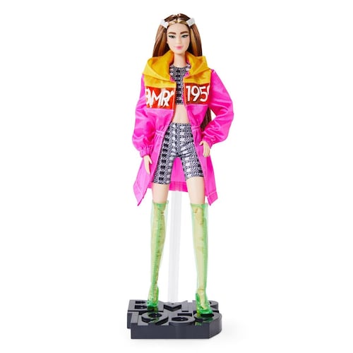 Barbie Signature, BMR1959 With Pink Coat, Muñeca para niñas de 6 años en adelante
