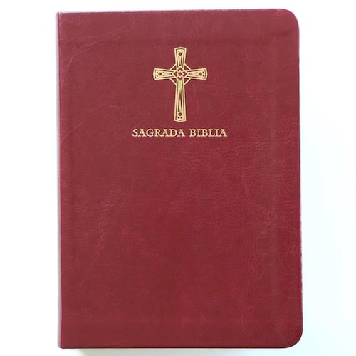 Biblia Católica en español. Símil piel vinotinto