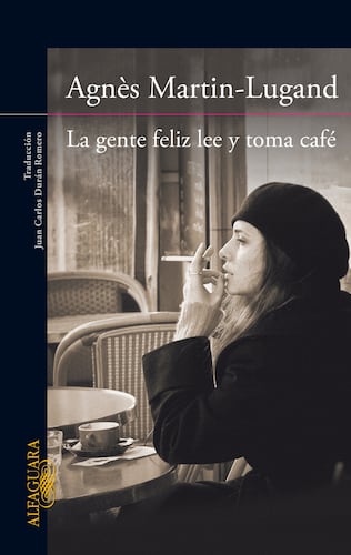 La gente feliz lee y toma café