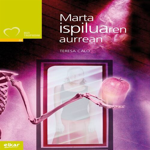 Marta ispiluaren aurrean
