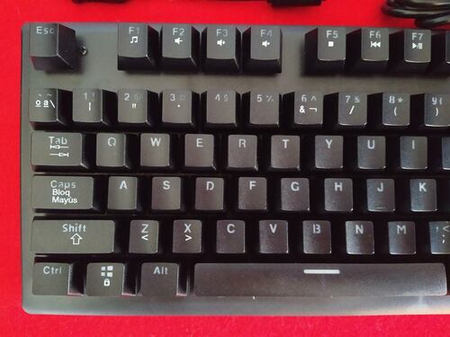 TECLADO ALAMBRICO OCELOT GAMER MECANICO SWITCH AZUL PLASTICO RGB NEGRO OGMK02 COLORES USB LED PLUG.