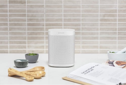 Poderosa bocina inalámbrica e inteligente Sonos One Generación 2 ONE-GEN2-BLAN controlada por voz con Amazon Alexa y Asistente de Google Blanco de alta potencia