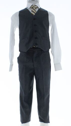 Traje de Vestir Niño Tres Piezas Color Gris Oscuro 2921 12 a 16 Años.