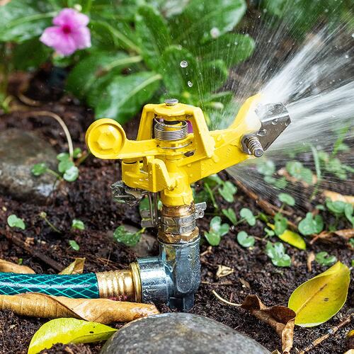 CNX Manguera De Jardín 30 Metros Con Aspersor Metálico Giratorio Con Pulsaciónes.