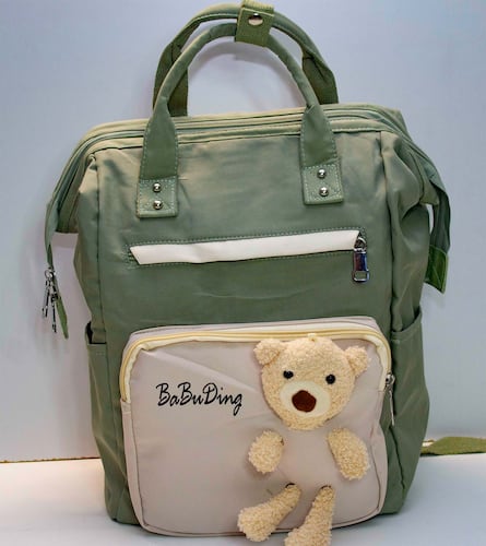 Mochila Bolsa en tela con varios compartimentos para escuela o usos varios. Decorativo con oso de felpa. 