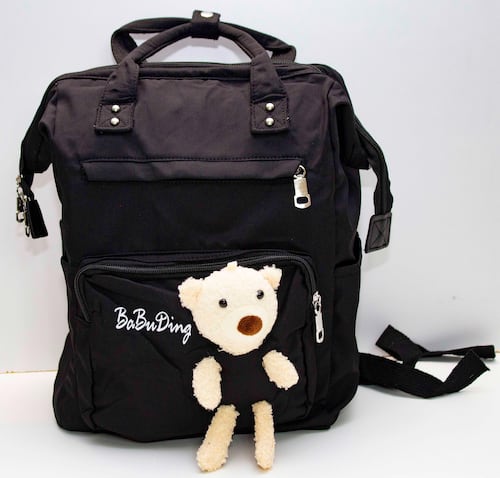 Mochila Bolsa en tela con varios compartimentos para escuela o usos varios. Decorativo con oso de felpa. 