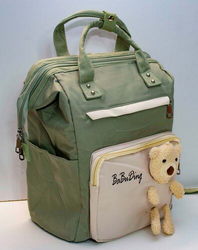 Mochila Bolsa en tela con varios compartimentos para escuela o usos varios. Decorativo con oso de felpa. 