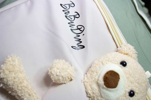 Mochila Bolsa en tela con varios compartimentos para escuela o usos varios. Decorativo con oso de felpa. 