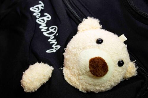 Mochila Bolsa en tela con varios compartimentos para escuela o usos varios. Decorativo con oso de felpa. 