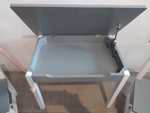 Mesa infantil color gris con blanco. Incluye 2 sillas y rotafolio 