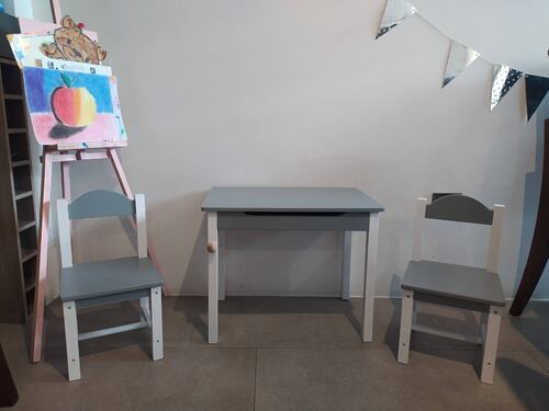Mesa infantil color gris con blanco. Incluye 2 sillas y rotafolio 