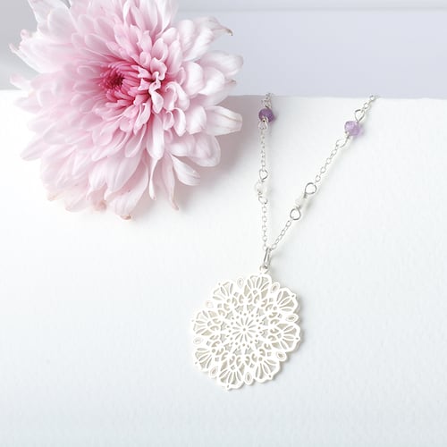 Collar Gerbera de plata con piedras naturales