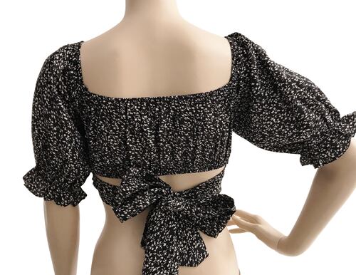 Blusa corta con hombros descubiertos, manga bombacha  y lazo para moño atrás  Papermoon