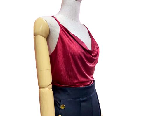 Blusa de tirantes cowl neck brillosa
