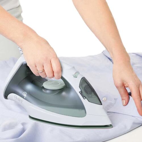 Plancha de vapor Oster blanca- verde con suela de antiaderente GCSTBS3803VER