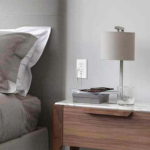 Contacto Duplex, 30W 15 A. Puertos USB y USB-C para dispositivos iOS y Android..