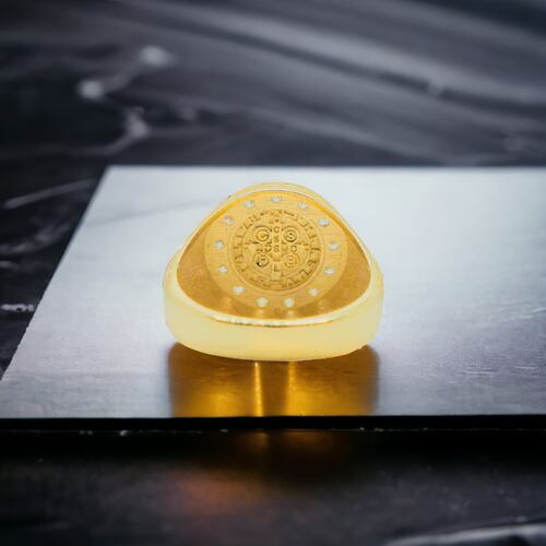 Anillo San Benito de oro 10k con piedra zirconia .