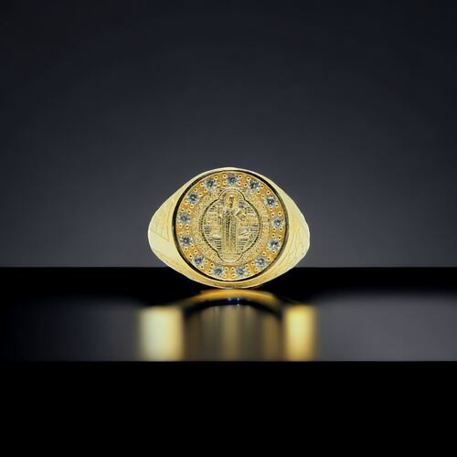 Anillo San Benito de oro 10k con piedra zirconia .
