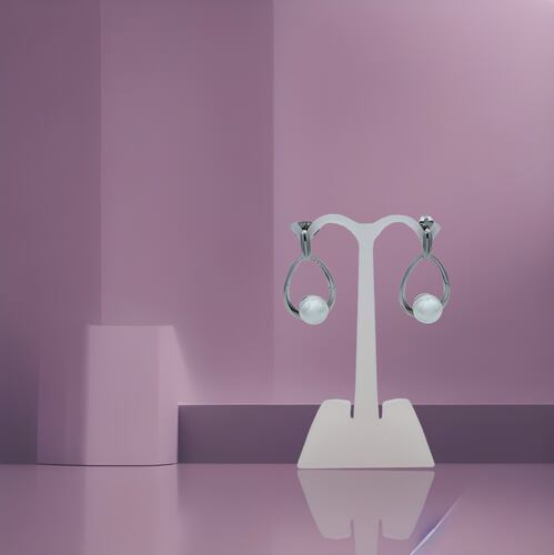 Aretes en rodio silueta gota con perla cristal.