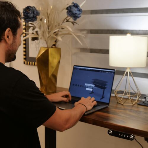 Escritorio De Altura Ajustable Estilo Nordico Marca Nordesks.