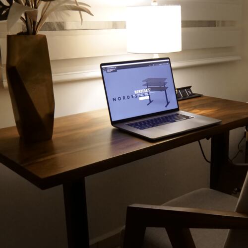 Escritorio De Altura Ajustable Estilo Nordico Marca Nordesks.