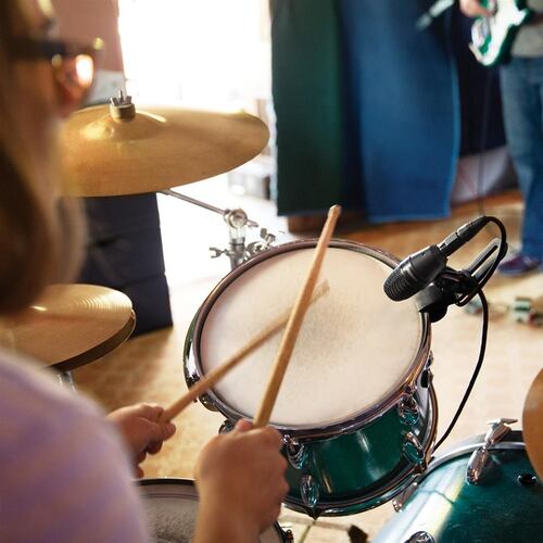Micrófono Dinámico SHURE PGA56-XLR Para Cajas/timbales Negro.
