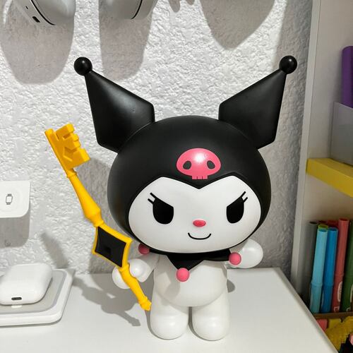 FIGURA SANRIO KUROMI 22 CM MUÑECA COLECCIONABLE KAWAII  .