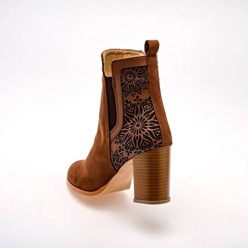 BOTA GAMUZA CON GRABADO Mora tierra 114412132 Color Cafe PARA Mujer Tx7