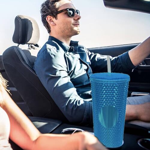 Vaso texturizado de tachuelas, diseño unico color azul, 710 ml, con popote libre de BPA.