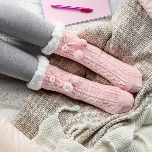Calcetines Invernales Térmicos Pantuflas de Borrega para Invierno con Antiderrapante 1 Par Rosa con Pompones REAL TEXTIL.