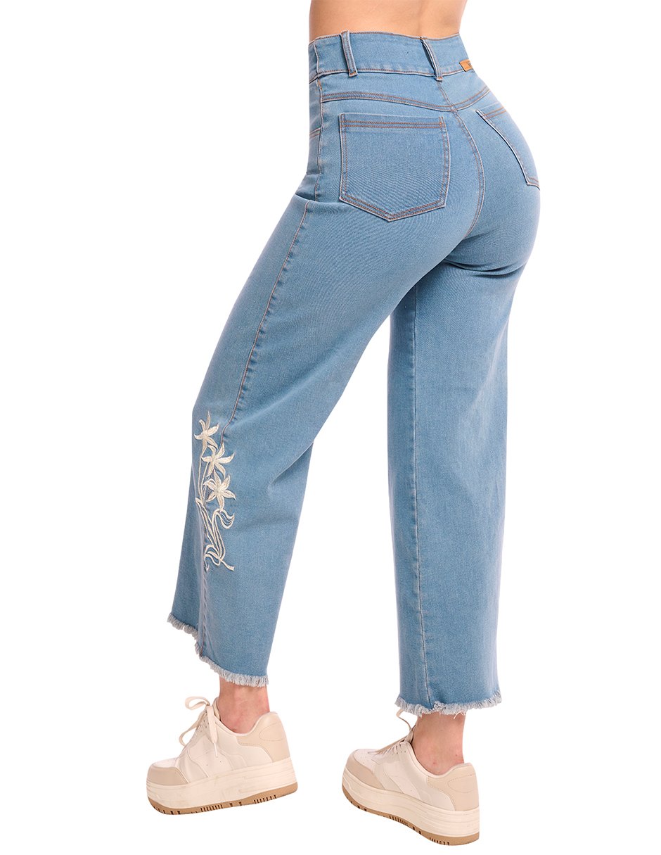 Jeans Tiro Alto, Mezclilla Super Stretch, Corte Wide Leg, Bordado Decorativo en Pierna, Bolsas Habilitadas, Bastilla con Desgaste, Costura Contrastante, Colo Azul Claro