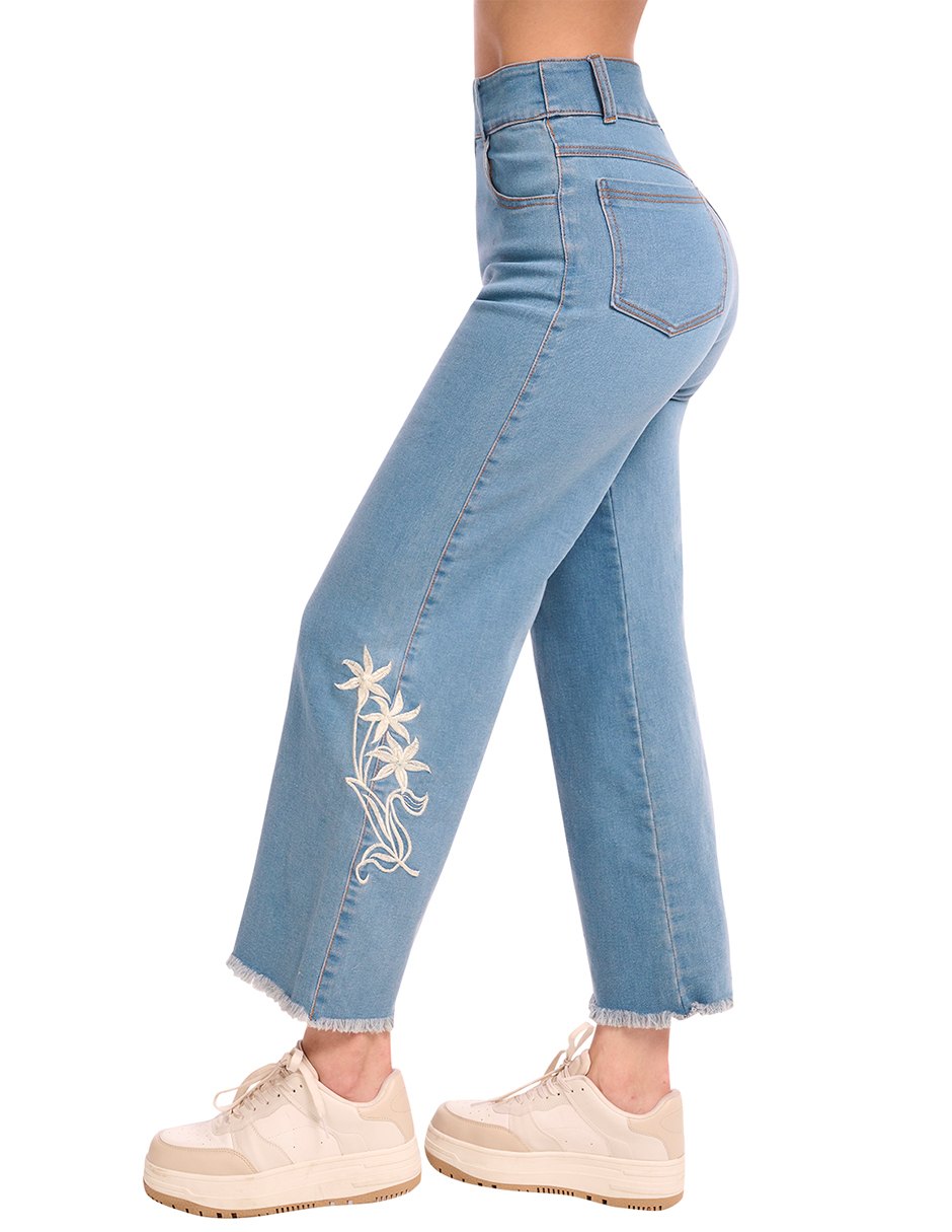 Jeans Tiro Alto, Mezclilla Super Stretch, Corte Wide Leg, Bordado Decorativo en Pierna, Bolsas Habilitadas, Bastilla con Desgaste, Costura Contrastante, Colo Azul Claro