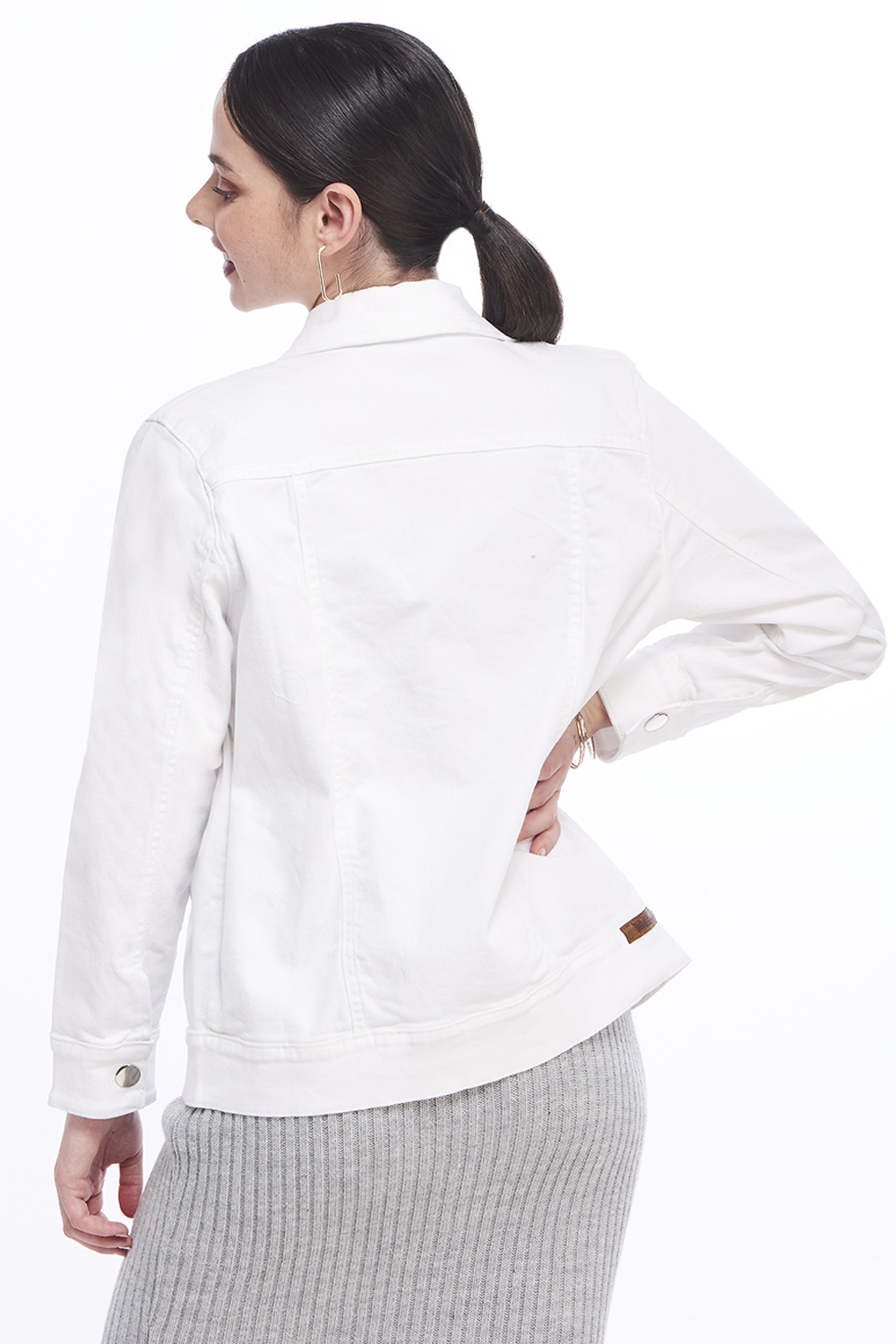 Chamarra color Blanco, Corte Recto, Tela Mezclilla Stretch, Botones Habilitados en Talle y Puños, Botones Plateados, Pretina, Para Frío Ligero, Casual
