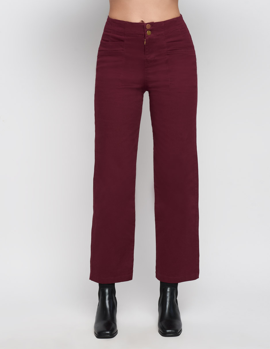 Pantalón para mujer de gabardina en color tinto. Cuenta con tiro alto a la cintura, su corte es recto y su largo llega al tobillo. Tela stretch. Detalles prácticos, como dos botones y cierre en la parte superior.