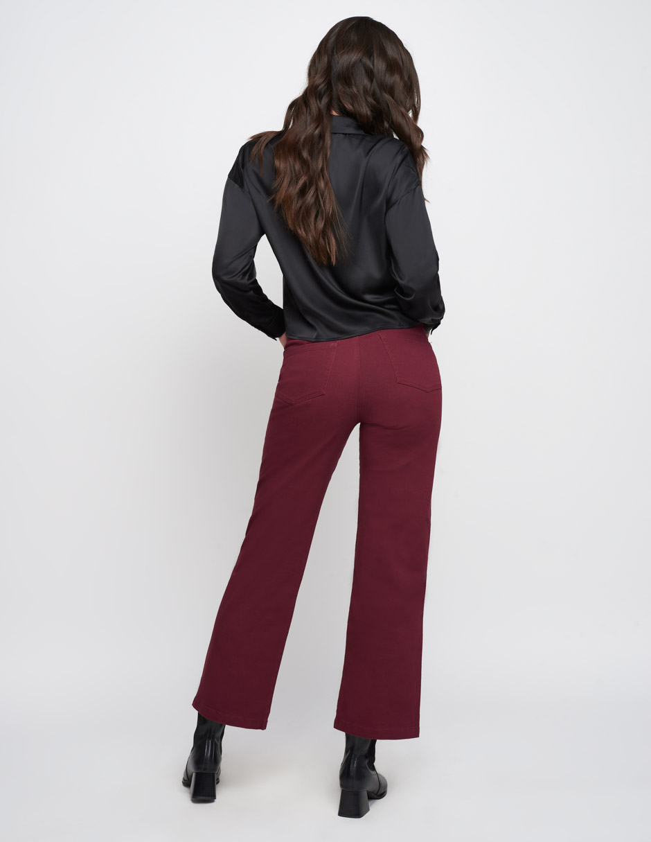 Pantalón para mujer de gabardina en color tinto. Cuenta con tiro alto a la cintura, su corte es recto y su largo llega al tobillo. Tela stretch. Detalles prácticos, como dos botones y cierre en la parte superior.