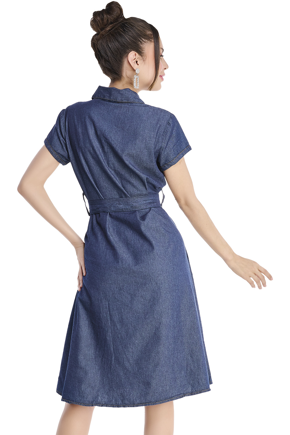 Vestido Color Azul Oscuro, Tela Mezclilla Ligera, Algodón, Cuello Camisero, Botones Ocultos Habilitados, Manga Corta, Falda Circular, Cinturón de la misma Tela, Largo Midi