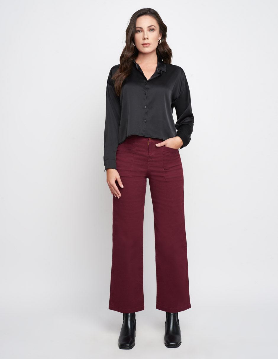 Pantalón para mujer de gabardina en color tinto. Cuenta con tiro alto a la cintura, su corte es recto y su largo llega al tobillo. Tela stretch. Detalles prácticos, como dos botones y cierre en la parte superior.